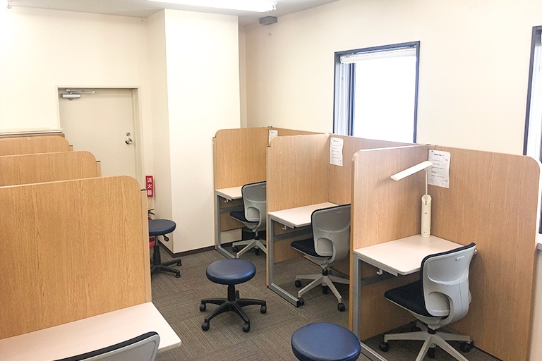 充実の学習環境:1:2までの個別指導。演習中も講師がいつも隣にいて、質問がしやすい環境です。1人1人に合った授業の進め方で、「できた!」を体感ください。