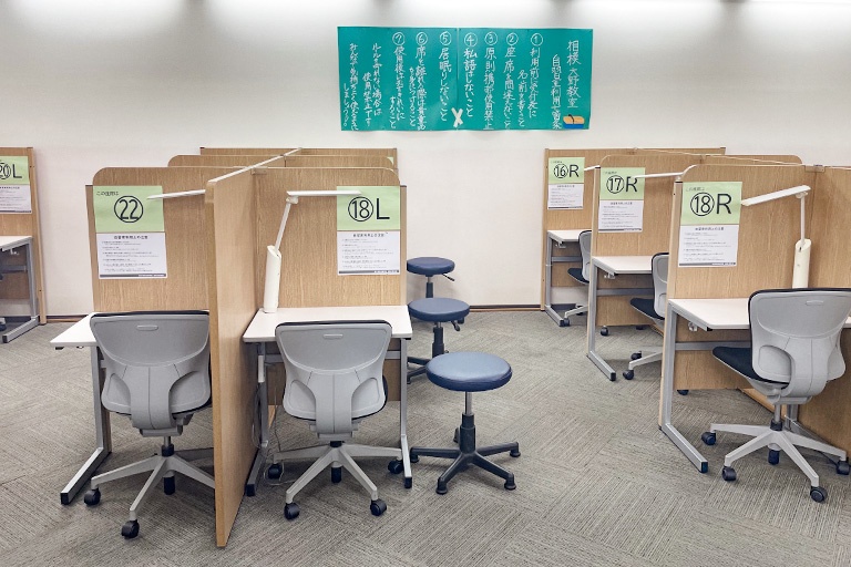 充実の学習環境:自習席も個別ブースで完備。月~土の開校時間中であれば、予約なしで自由に使えます。