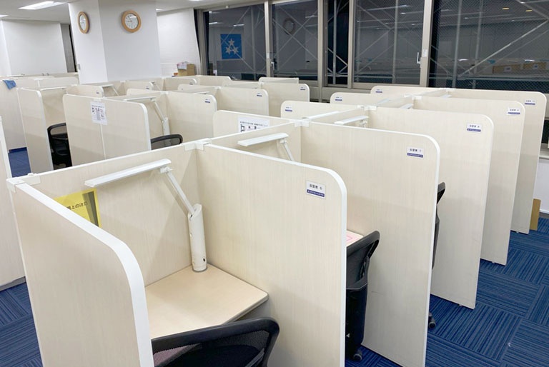 充実の学習環境:パーソナルに区切られた自習席。集中しやすいとご好評いただいています。