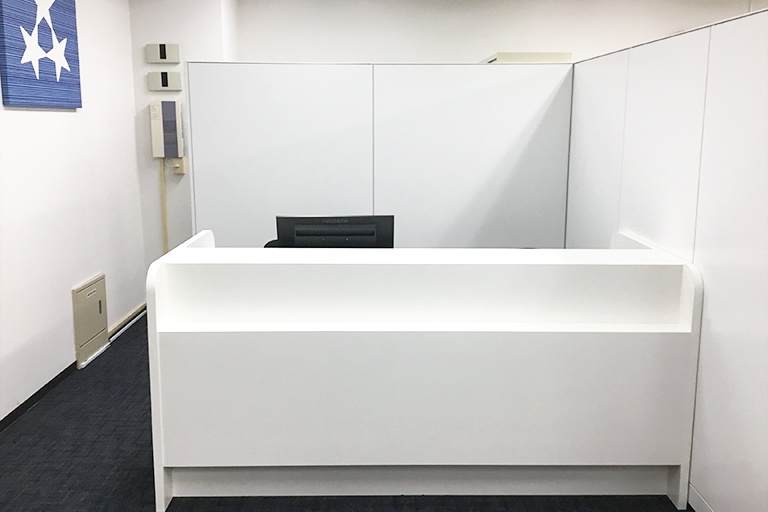 充実の学習環境:教室で何かわからないことがあれば、受付カウンターまでお気軽にご相談ください。