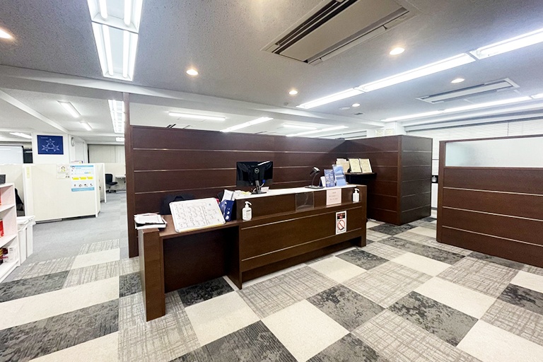 充実の学習環境:受付カウンター。お気軽にお声かけください