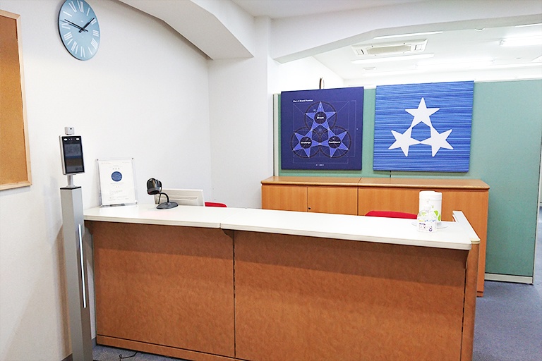 充実の学習環境:開放的な受付カウンターです。お気軽にお声掛けください。