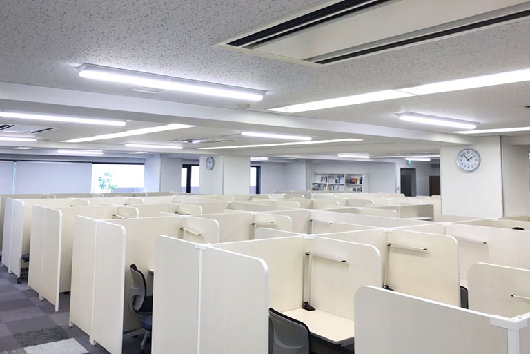 充実の学習環境:個別指導ブース。演習中も講師がいつも隣に