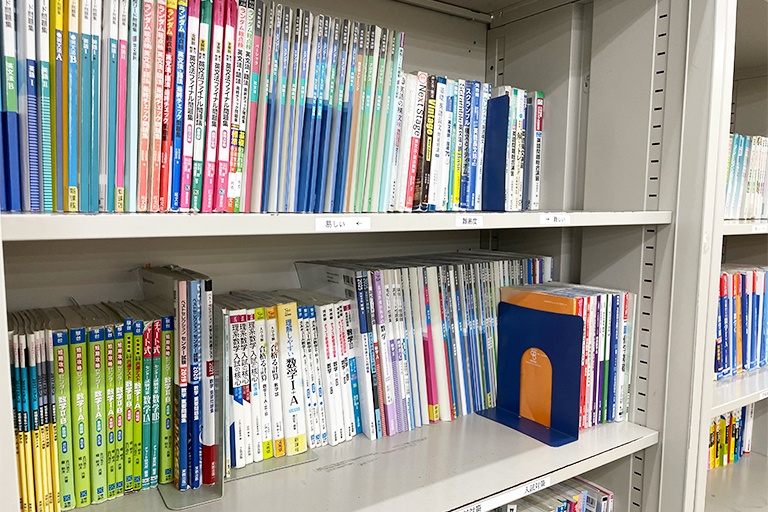 充実の学習環境:対応テキストは十分な種類・量を準備。学校でお使いの教科書も対応可能です。