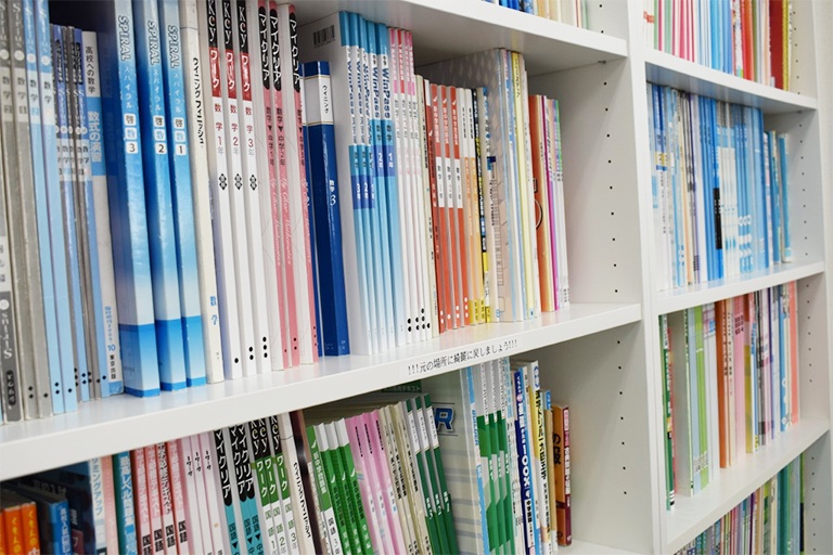 充実の学習環境:対応テキストは十分な種類・量を準備。お子さまの課題や目標に合わせて対応しています。