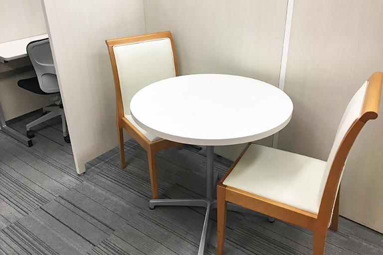 充実の学習環境:オープンな環境のフリースペース。お気軽にご質問・ご相談などをしていただけます。