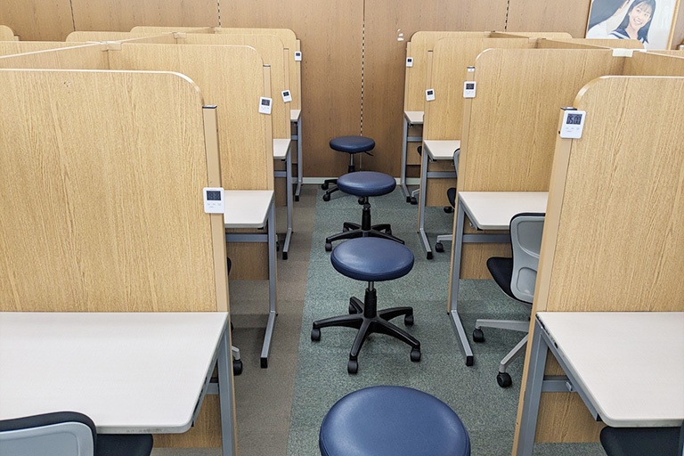 充実の学習環境:授業では、1対2(先生1人に対して、生徒が2人)か1対1(先生とマンツーマン)が選べます。