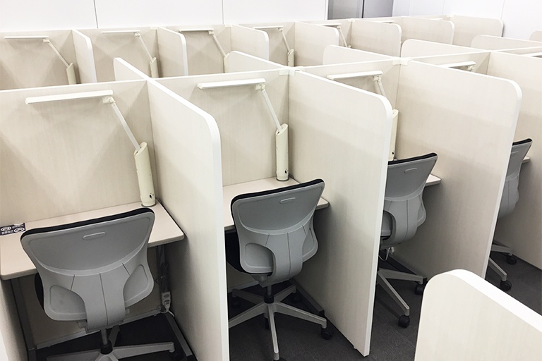 充実の学習環境:数多くの静かな自習スペースを完備しています。