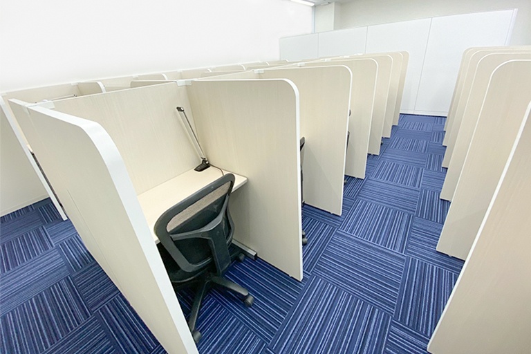 充実の学習環境:一人ひとり個別で区切られた清潔感ある自習席