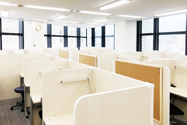 充実の学習環境:集中しやすいようパーテーションで区切られた授業ブース。