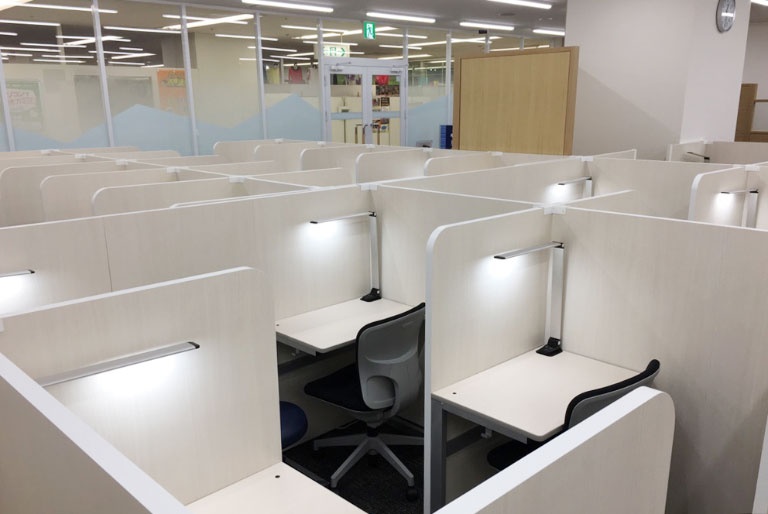 充実の学習環境:パーテーションで1人ずつ区切られているので、自分の勉強に集中できます。