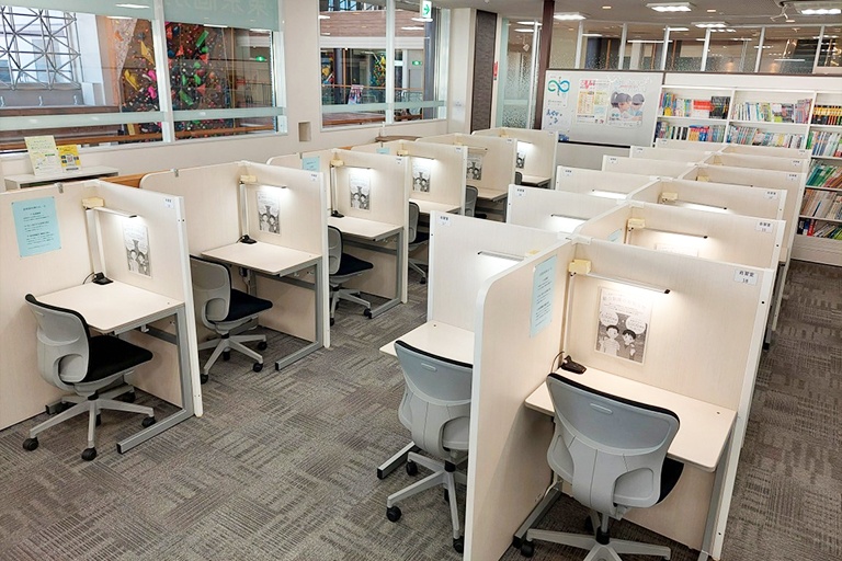 充実の学習環境:生徒様に大人気の自習スペースは月~土の14時よりご利用いただけます。(休校日を除く)
