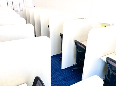 充実の学習環境:パーソナルに区切られた自習席。集中しやすいとご好評いただいています。