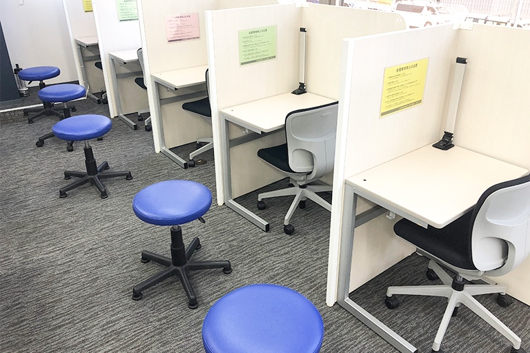 充実の学習環境:自習スペースは1人ひとり区切られた設計。しっかりと自分の勉強に集中できます!